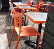 chaise orange terrasse plaza mobilier